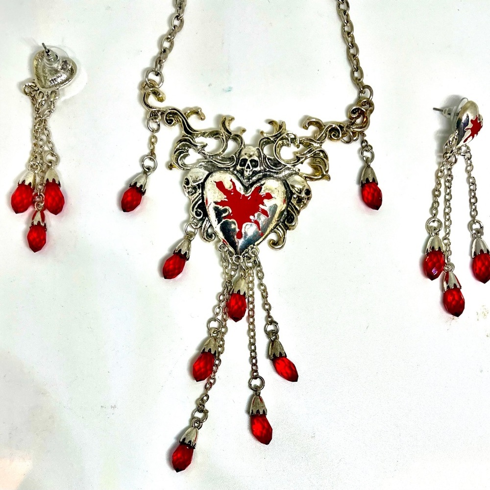Gothic Bleeding Heart & Skull Set